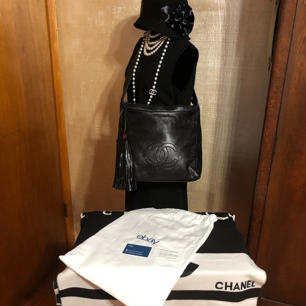 🔥HP🔥Authentic 1990’s Chanel Lamb Leather Shoulder Bag With Logo & tassel
